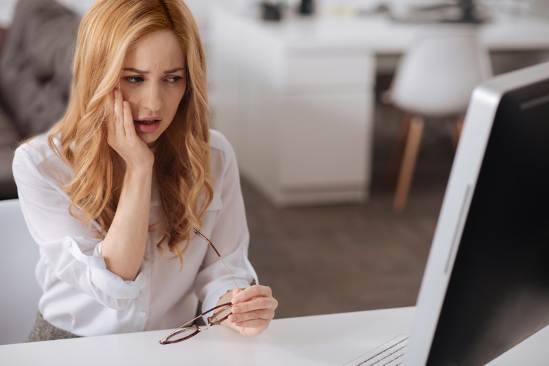 woman experiencing tooth pain